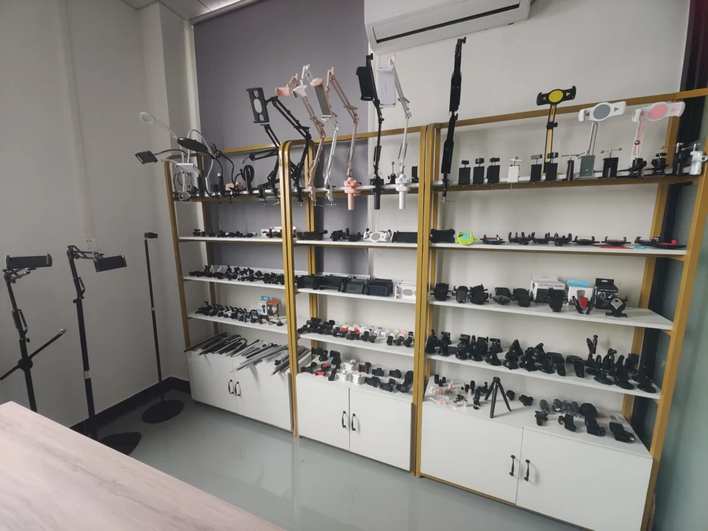 Product sample display shelf for mobile phone holders